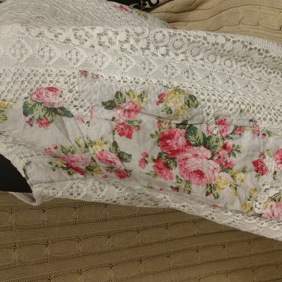 Women's floral and lace white/ivory sleeveless top. Size M - Picture 2 of 6